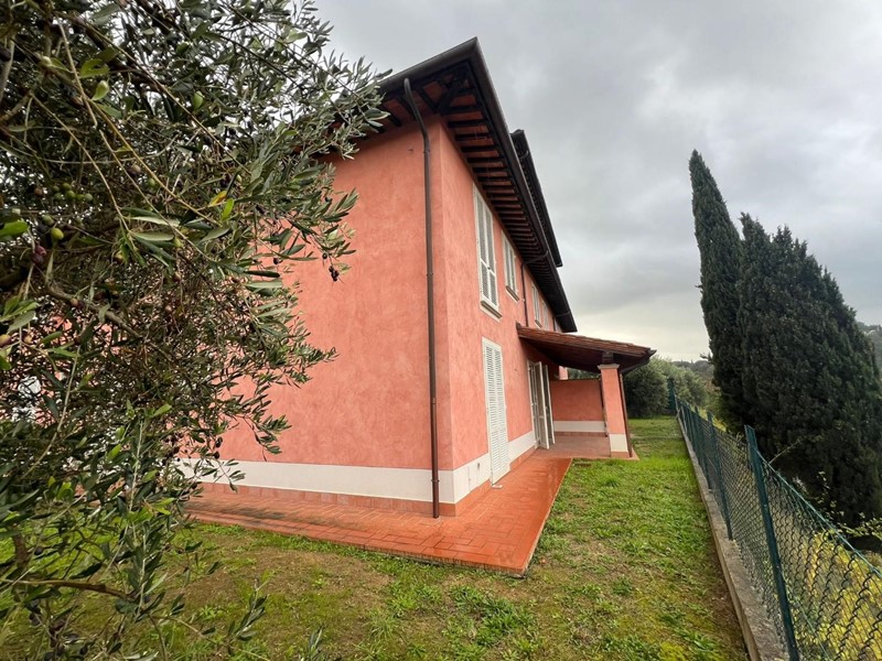 Villetta a schiera in Vendita a Montopoli in Val d'Arno, zona Marti, 390'000€, 150 m², con Box