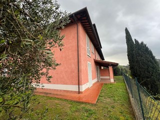 Villetta a schiera in Vendita a Montopoli in Val d'Arno, zona Marti, 390'000€, 150 m², con Box