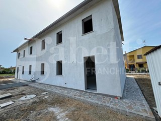 Villa bifamiliare in Vendita a Correzzola, 205'000€, 177 m²