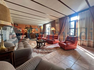 Villa in Vendita a Corciano, 890'000€, 460 m², arredato