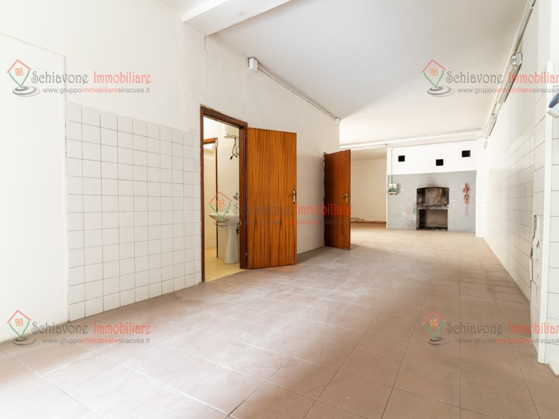 Immobile commerciale in Vendita a Floridia, 49'000€, 147 m²