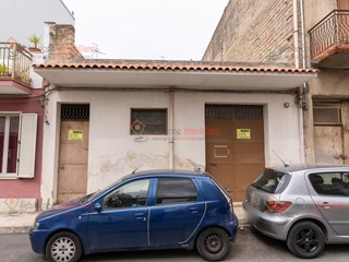 Immobile commerciale in Vendita a Floridia, 49'000€, 147 m²