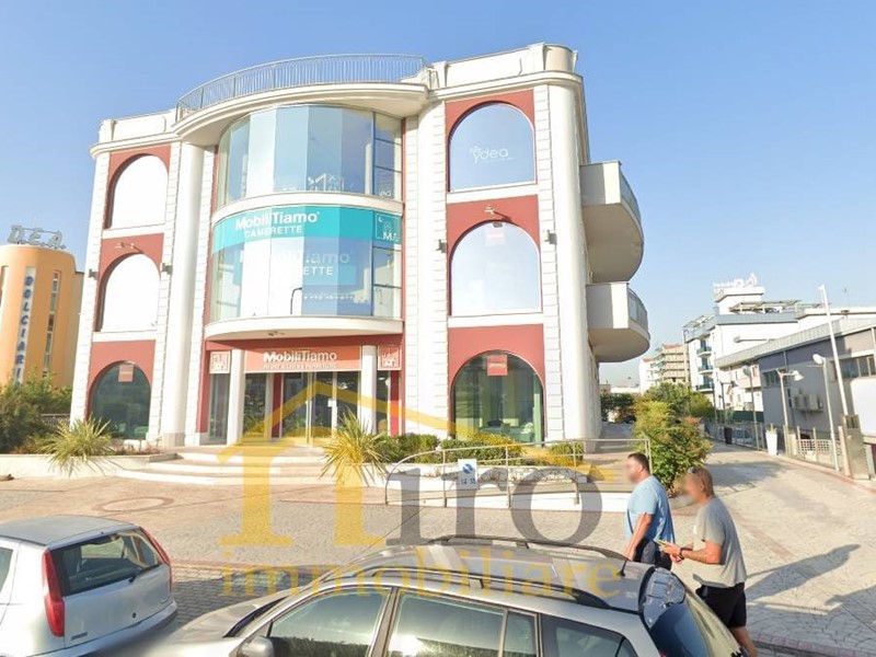 Immobile commerciale in Affitto a Città Sant'Angelo, zona Marina, 3'500€, 450 m²