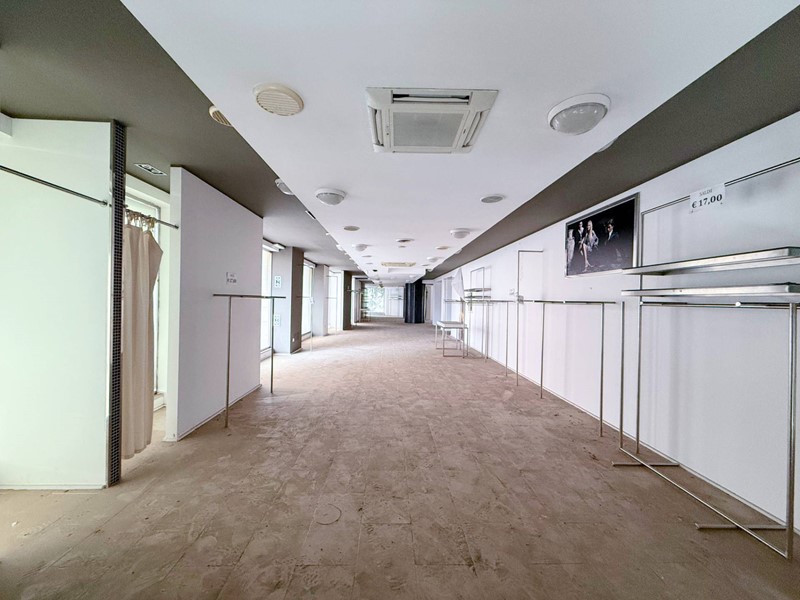 Immobile commerciale in Affitto a Siracusa, zona Gelone, 2'900€, 401 m²