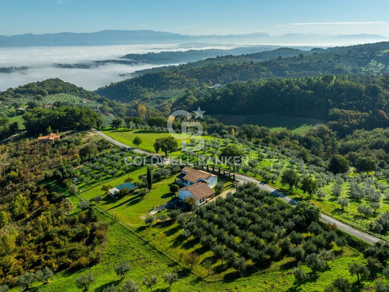 Villa in Vendita a Bevagna, 465'000€, 300 m²