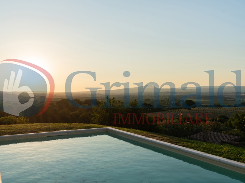 Villa bifamiliare in Vendita a Sutri, 690'000€, 500 m²