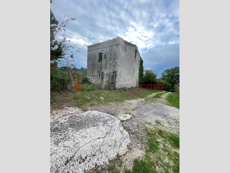 Casale in Vendita a Minturno, 99'000€, 200 m²