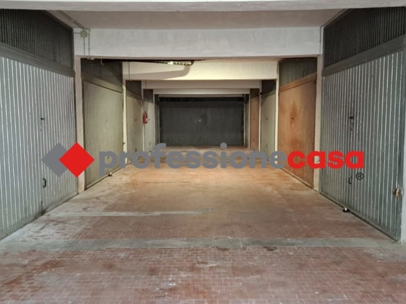 Box in Vendita a Pomezia, zona Campo Ascolano, 30'000€, 53 m²