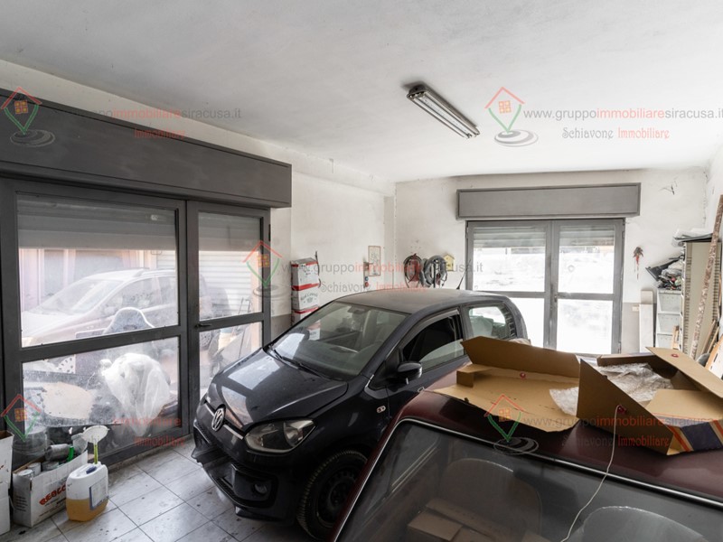 Immobile commerciale in Vendita a Siracusa, zona Tisia Tica Zecchino, 135'000&euro;, 200 m², con Box