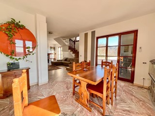 Villa in Vendita a Carrara, zona Fossone, 599'000€, 300 m², arredato