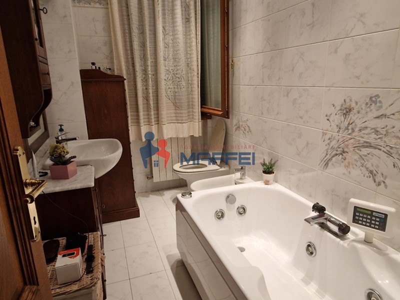 Villa bifamiliare in Vendita a Massarosa, zona Pieve a Elici, 320'000€, 190 m², arredato
