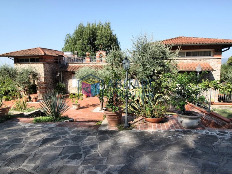 Villa in Vendita a Monsummano Terme, 1'150'000€, 480 m², arredato, con Box