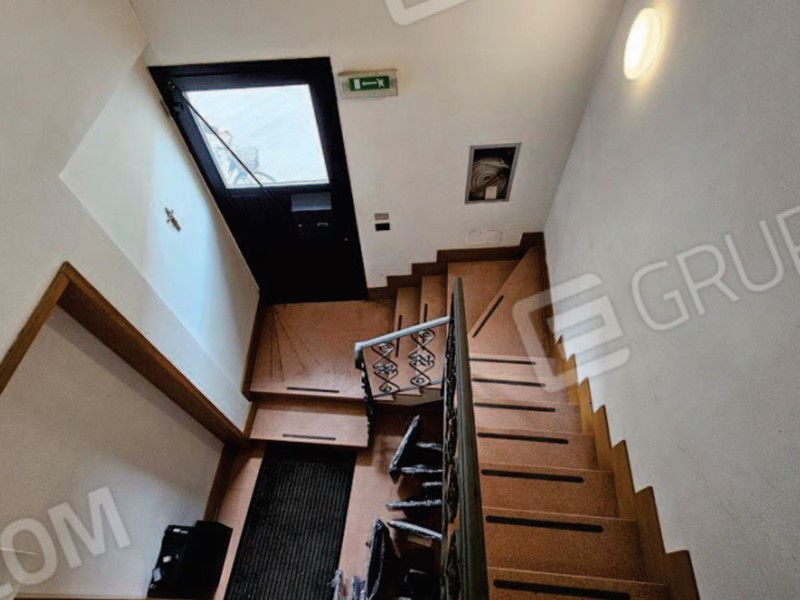 Ufficio in Vendita a Bagnacavallo, 145'500€, 246 m²