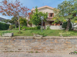 Casa Indipendente in Vendita a Monterosi, 299'000€, 330 m², con Box