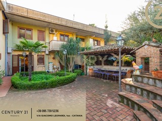 Casa Semi Indipendente in Vendita a Aci Castello, 419'000€, 350 m², con Box