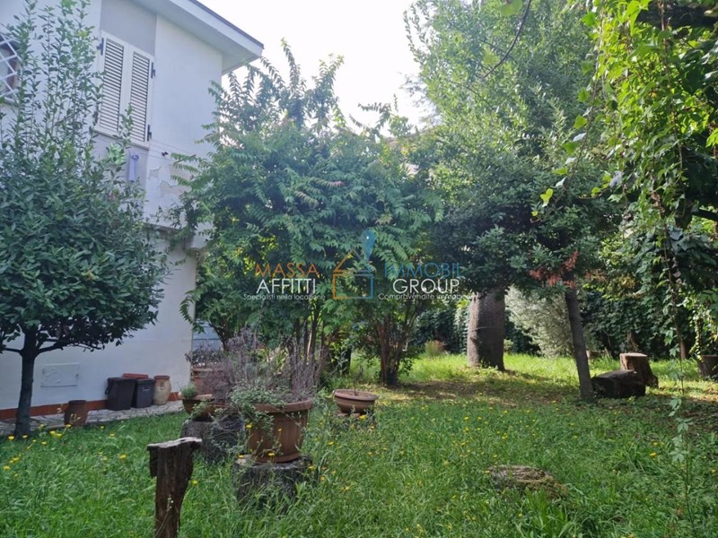 Casa Indipendente in Vendita a Carrara, zona Marina Di Carrara, 350'000€, 200 m², arredato, con Box