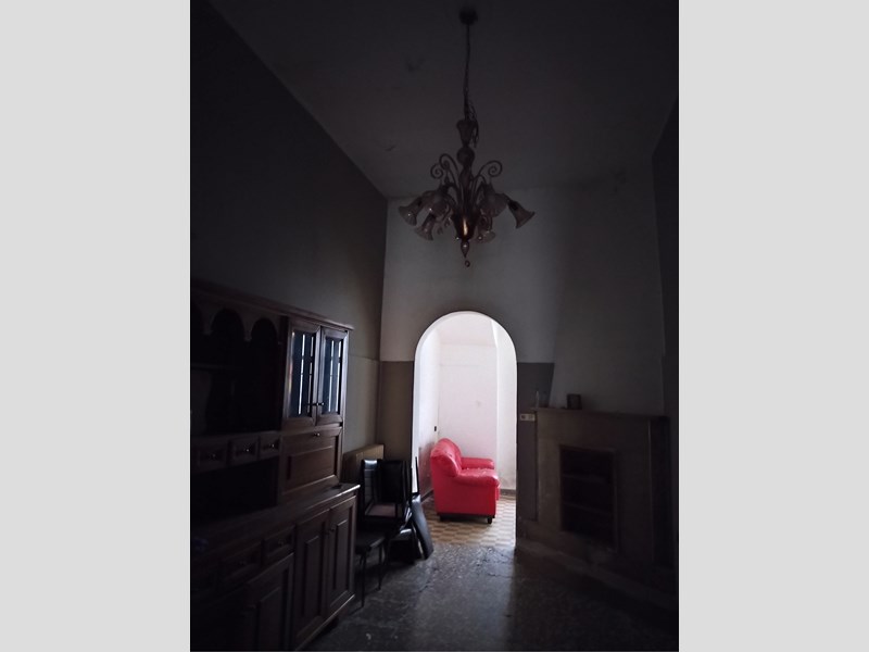 Casa Indipendente in Vendita a Guagnano, zona Via Umberto 1 n. 43-45, 45'000€, 160 m²