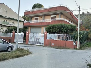 Villa in Vendita a Mineo, zona via M. Teresa di Calcutta, 200'000€, 600 m²