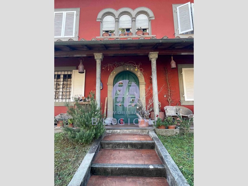 Villa in Vendita a Camaiore, zona Lido di Camaiore, 900'000&euro;, 250 m², arredato, con Box