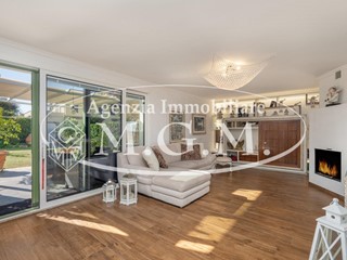 Villa bifamiliare in Vendita a Bientina, 465'000€, 240 m², arredato