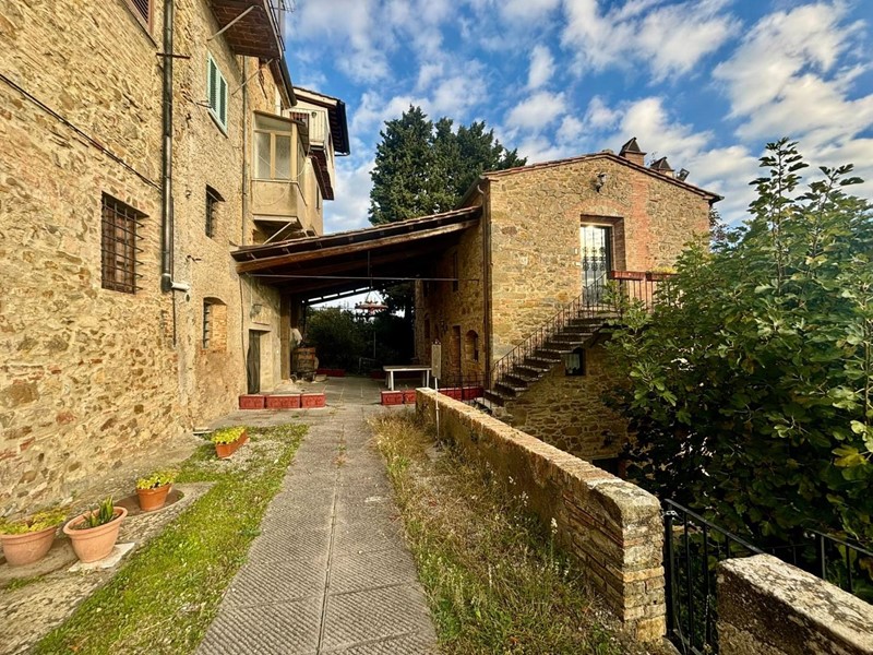 Casale in Vendita a Chianni, 700'000€, 300 m², arredato