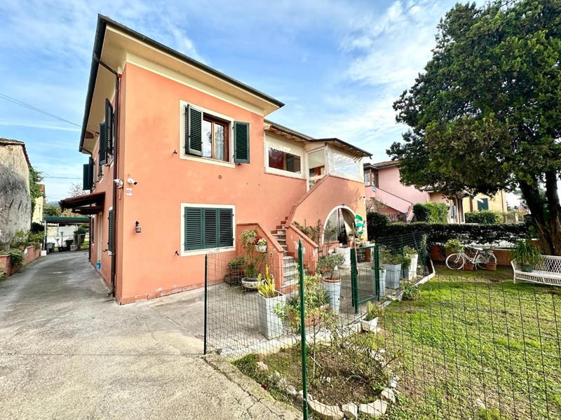 Casa Indipendente in Vendita a Lucca, zona San Macario In Piano, 420'000€, 200 m²