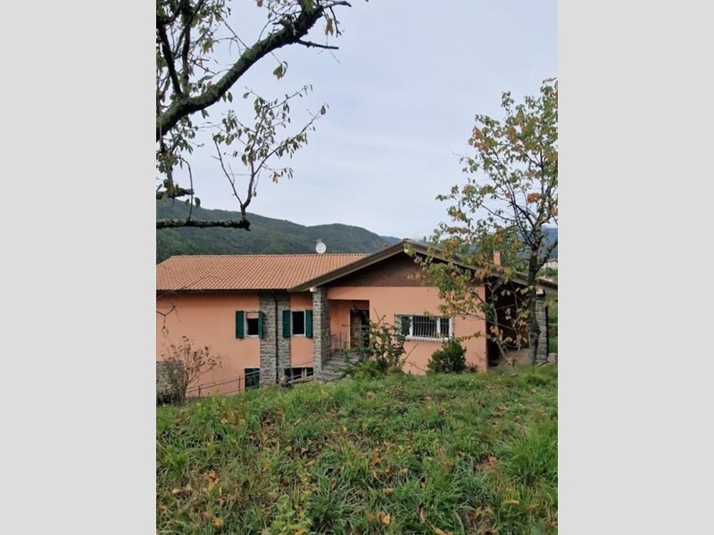 Villa in Vendita a Fivizzano, 290'000€, 260 m², con Box