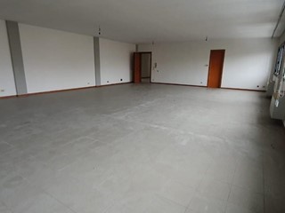 Ufficio in Affitto a Capannori, 900€, 107 m²