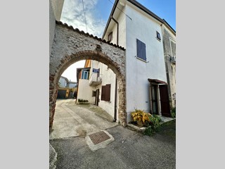 Casale in Vendita a Castelnuovo del Garda, 180'000€, 250 m²