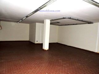 Negozio in Affitto a Boves, 600€, 180 m²