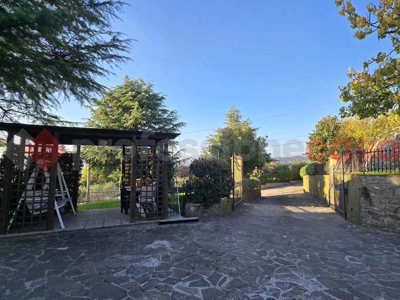 Casa Indipendente in Vendita a Arezzo, 390'000&euro;, 294 m²
