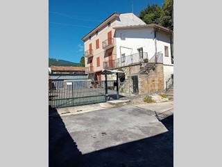 Casale in Vendita a Guardiagrele, zona Periferia, 95'000€, 230 m², con Box