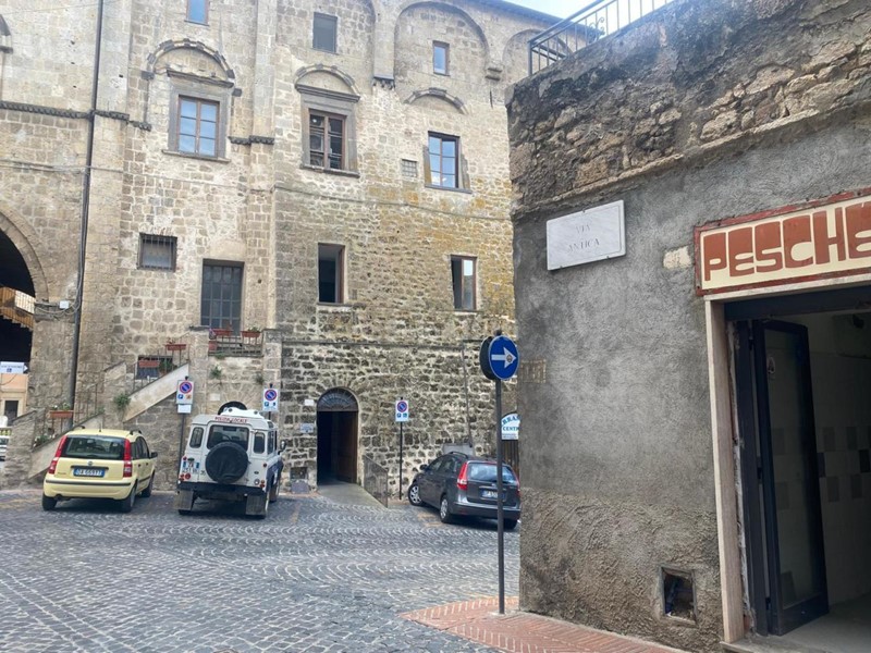 Attività commerciale in Affitto a Tarquinia, 250€, 15 m²