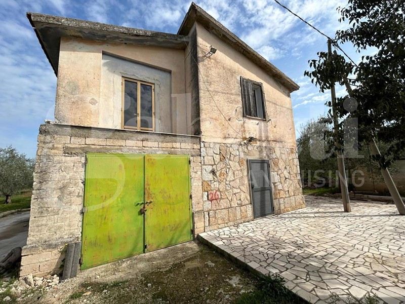 Casale in Vendita a Canosa di Puglia, 95'000€, 160 m²