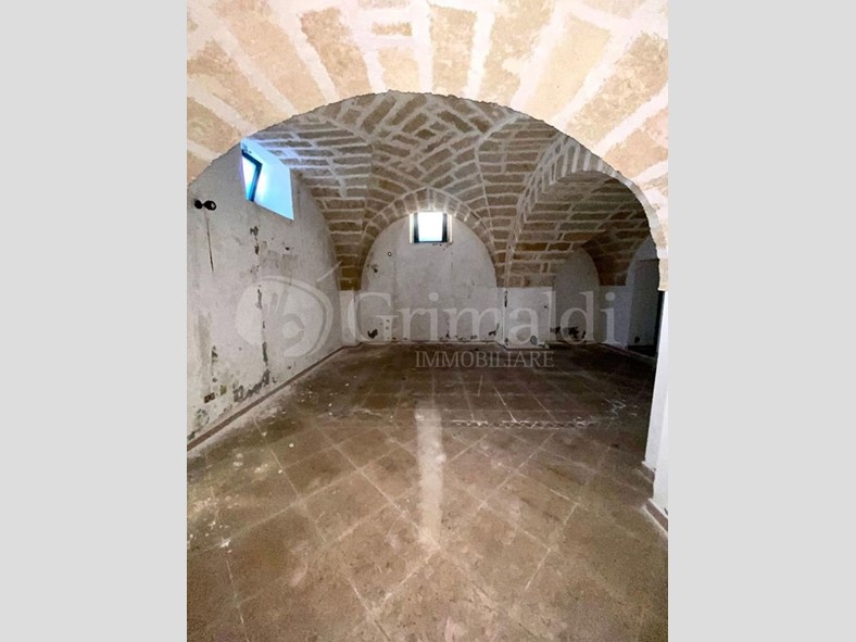 Ufficio in Vendita a Parabita, 27'000€, 93 m²