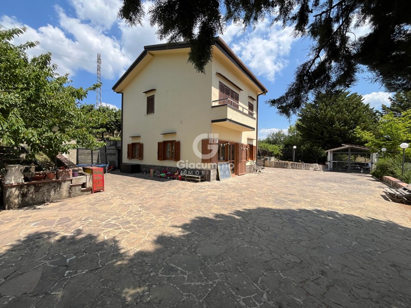 Casa Indipendente in Vendita a Pignola, 250'000€, 167 m², con Box
