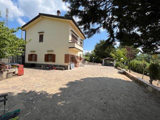 Casa Indipendente in Vendita a Pignola, 250'000€, 167 m², con Box