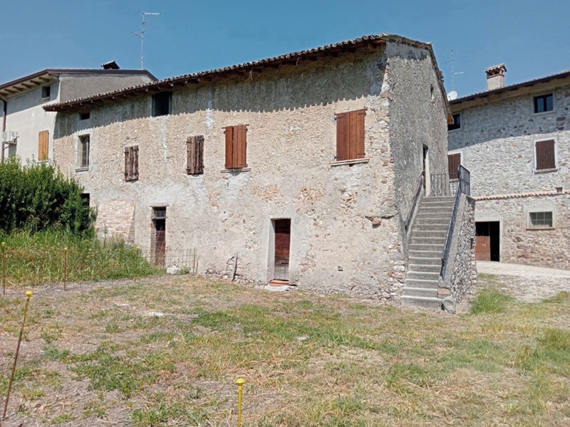 Casale in Vendita a Monzambano, 170'000&euro;, 160 m²