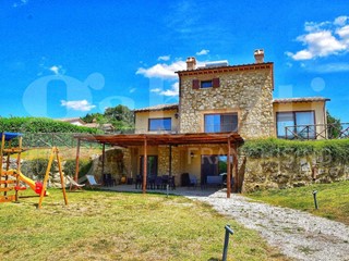 Villa in Vendita a Amelia, 575'000€, 290 m², arredato