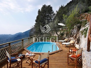 Casa di corte in Vendita a Camaiore, zona Metato, 950'000&euro;, 300 m², arredato