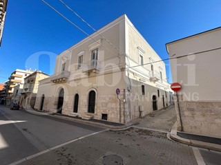 Ufficio in Vendita a Canosa di Puglia, 1430 m²