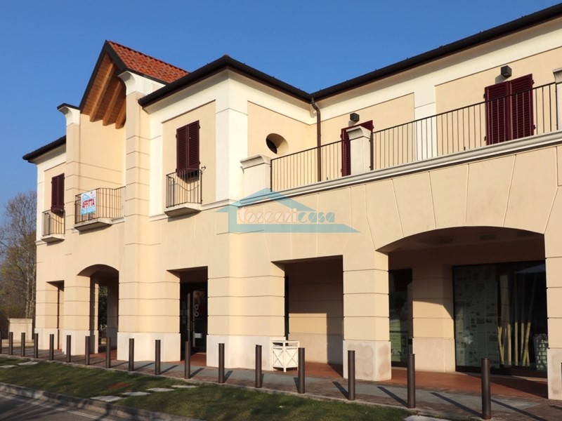 Ufficio in Affitto a Adro, zona Torbiato, 1'900€, 185 m²