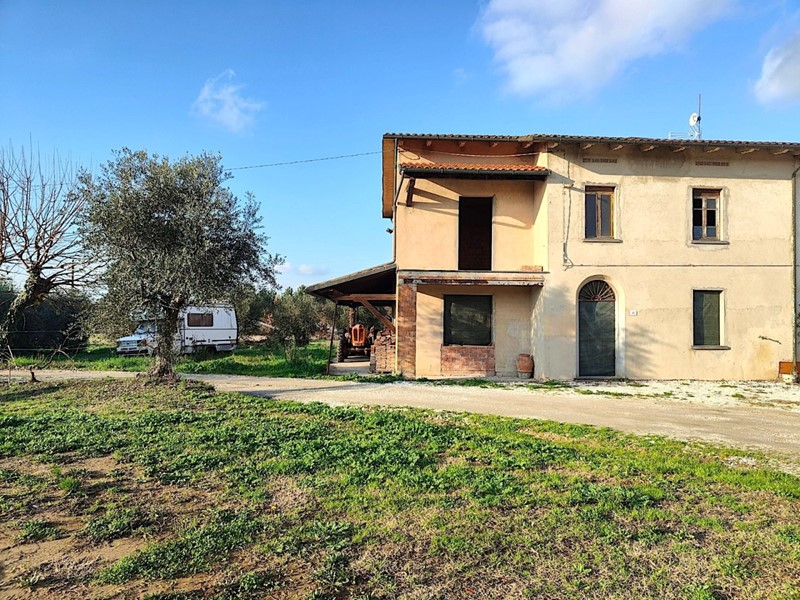 Rustico in Vendita a Santa Croce sull'Arno, zona Staffoli, 145'000€, 250 m²