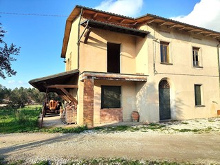 Rustico in Vendita a Santa Croce sull'Arno, zona Staffoli, 145'000€, 250 m²