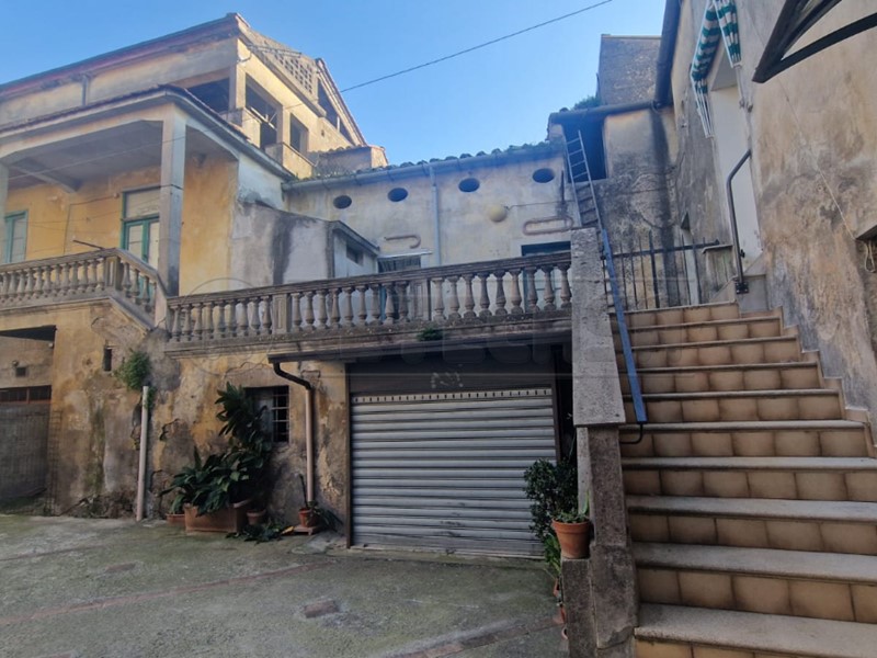 Casa Semi Indipendente in Vendita a Mercato San Severino, zona Piazza del Galdo, 56'000&euro;, 140 m², con Box