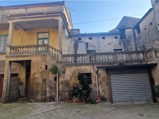 Casa Semi Indipendente in Vendita a Mercato San Severino, zona Piazza del Galdo, 56'000&euro;, 140 m², con Box