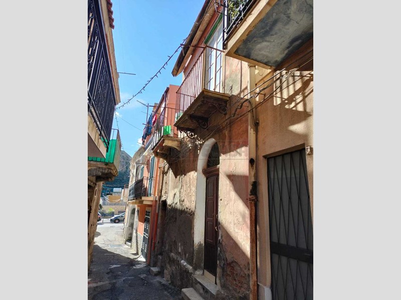 Casa Semi Indipendente in Vendita a Messina, 8'000€, 95 m²