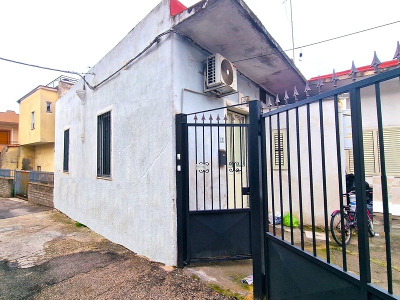 Casa di corte in Vendita a Mondragone, zona VIA METASTASIO, 60'000€, 110 m²