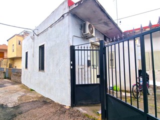 Casa di corte in Vendita a Mondragone, zona VIA METASTASIO, 60'000€, 110 m²