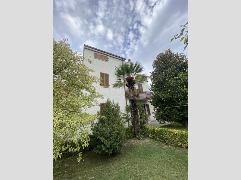 Villa in Vendita a Cepagatti, 329'000€, 400 m²